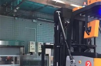  AGV小車對接自動(dòng)門具有以下優(yōu)點(diǎn)?